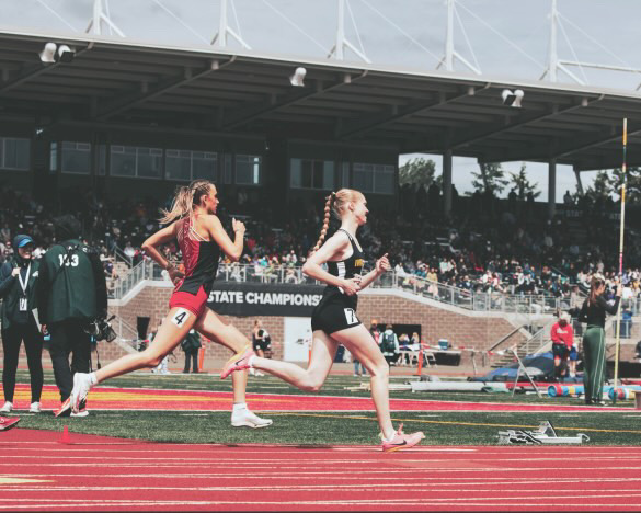 Eliisa Marshall (left) competing at the Washington state championship (courtesy of West Coast Cross Country)