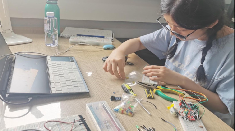 Li learning how to use a motor taken by Professor Yang Guoqing on Li's first day (courtesy of Cheryl Li)